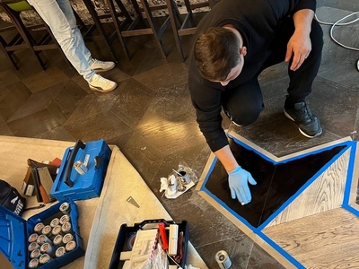 Подбирали цвет для паркета в ресторане