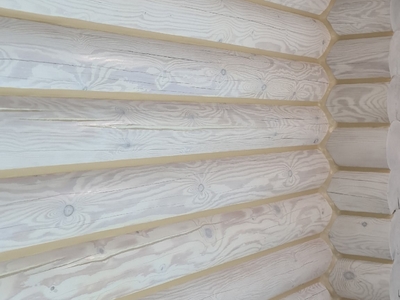 Вариант отделки стен из оцилиндрованного бревна